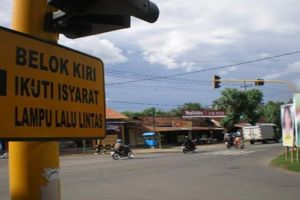 Biasa jalan terus, belok kiri saat lampu merah ternyata bisa ditilang