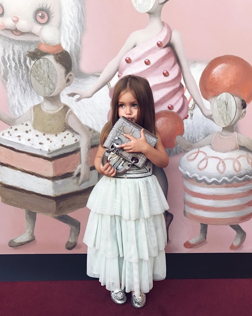 10 Pesona Sophie, si fashionista cilik yang cantik & berambut indah