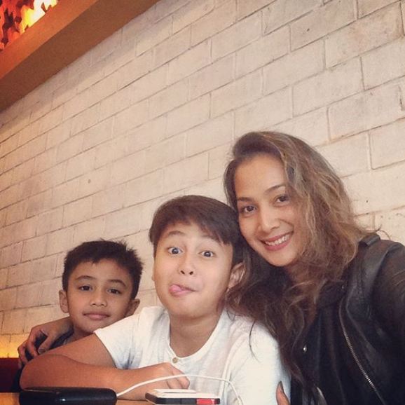 10 Potret cantiknya istri ke-2 Andy /rif yang jarang tampil di media