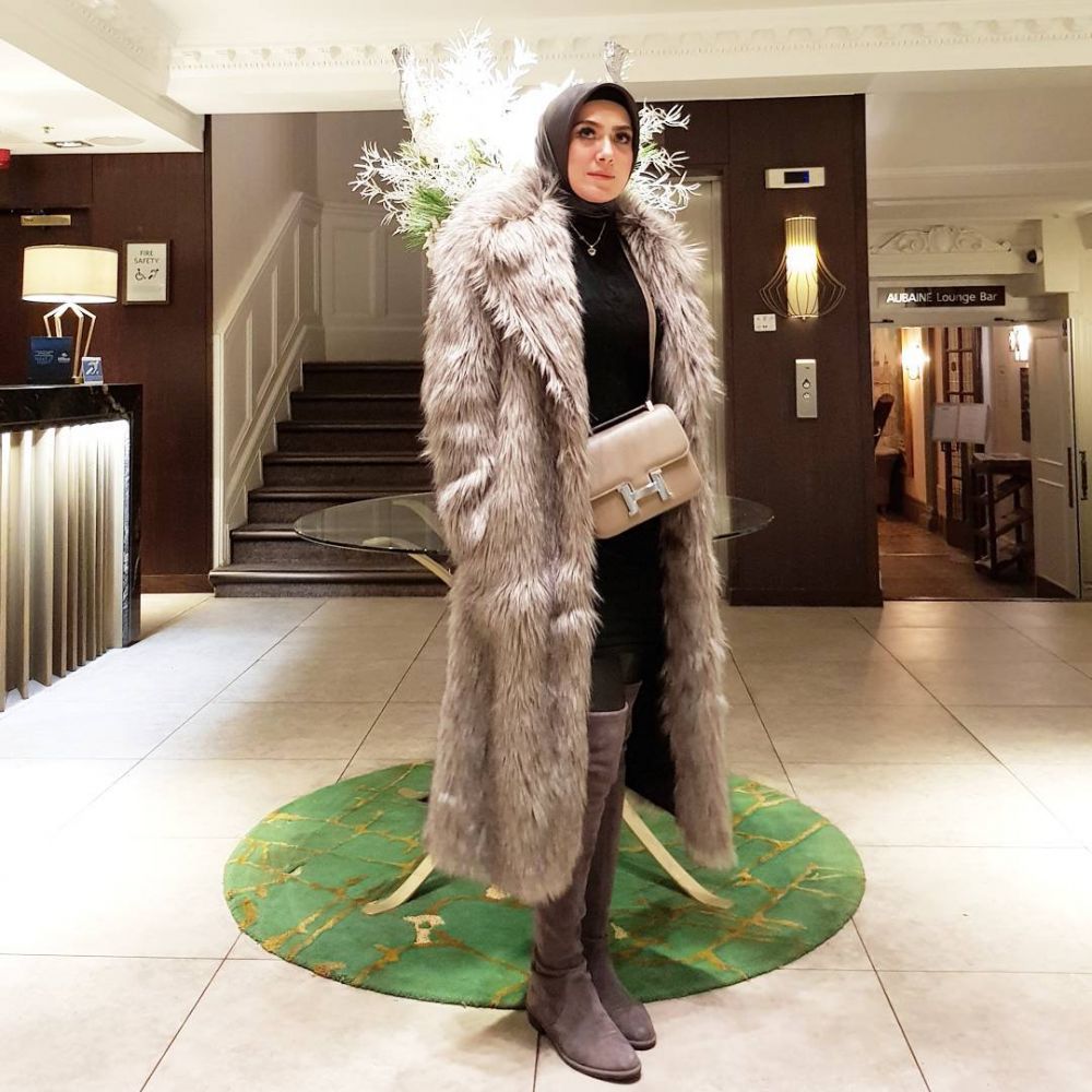 10 Gaya glamor Vie Shantie, sosialita hijaber sahabat karib Syahrini