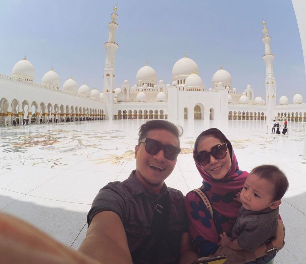 10 Potret cantiknya Fenita Arie saat berhijab, jadi makin memesona