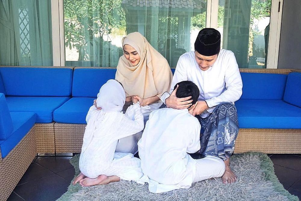 10 Potret cantiknya Fenita Arie saat berhijab, jadi makin memesona