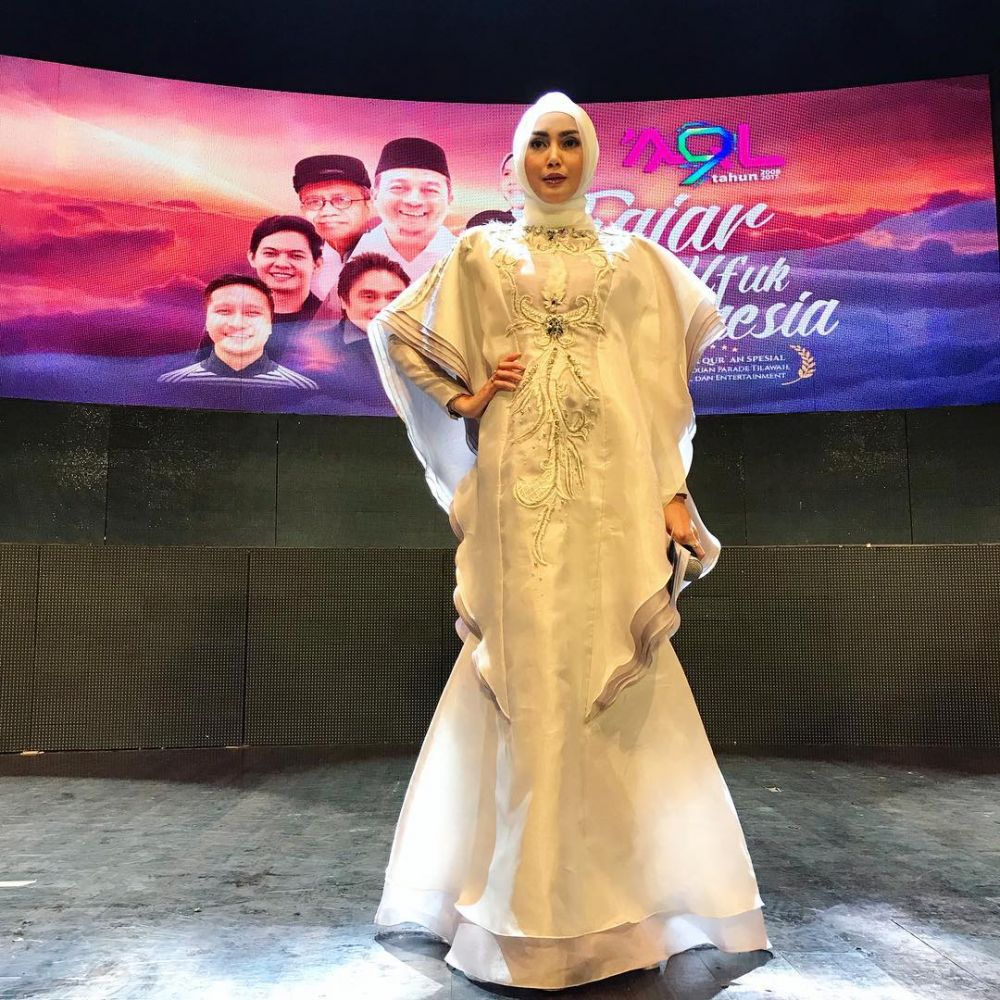 10 Potret cantiknya Fenita Arie saat berhijab, jadi makin memesona