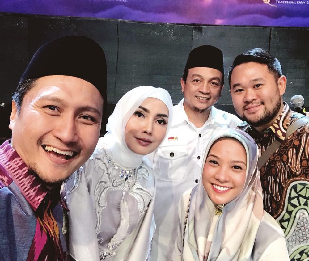 10 Potret cantiknya Fenita Arie saat berhijab, jadi makin memesona