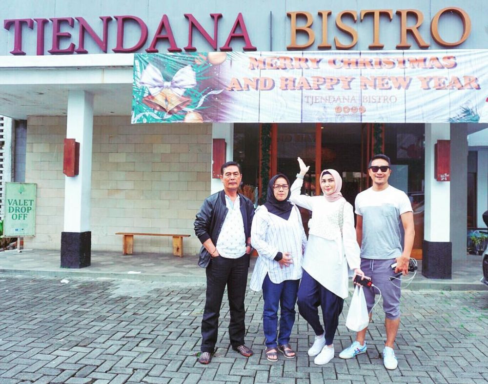 10 Potret cantiknya Fenita Arie saat berhijab, jadi makin memesona