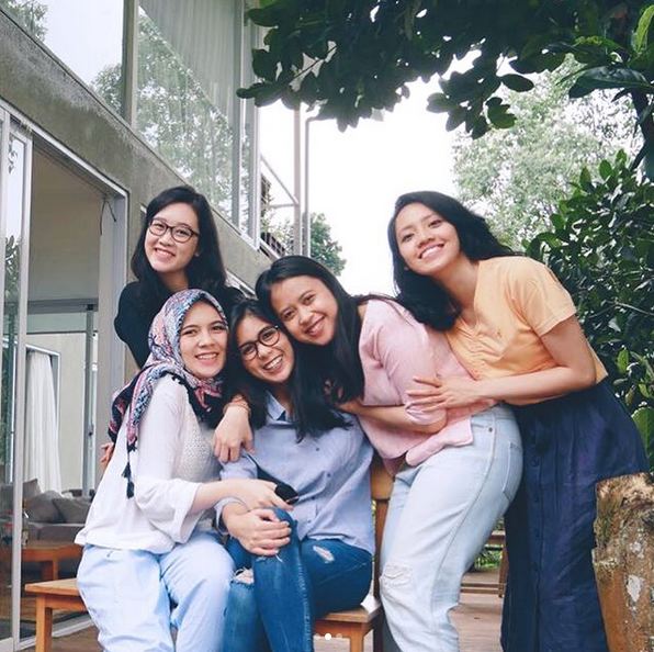 Pernah jadi pacar Raditya Dika di film, seleb cantik ini kini berhijab