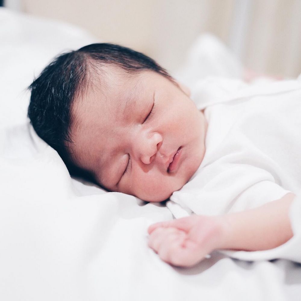 Asuh anak tanpa baby sitter, ini 10 foto Enno Lerian dan 4 anaknya