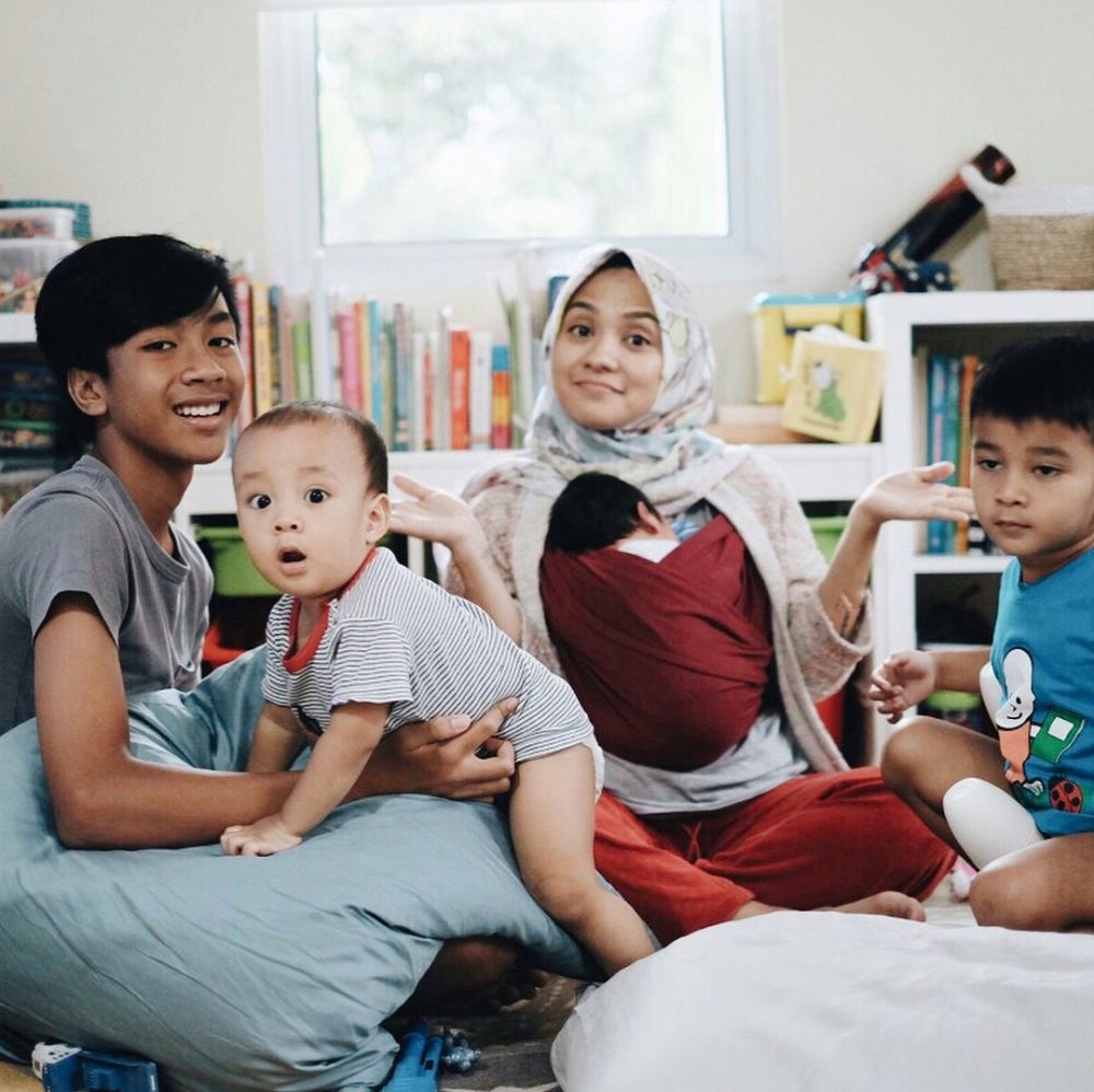 Asuh anak tanpa baby sitter, ini 10 foto Enno Lerian dan 4 anaknya