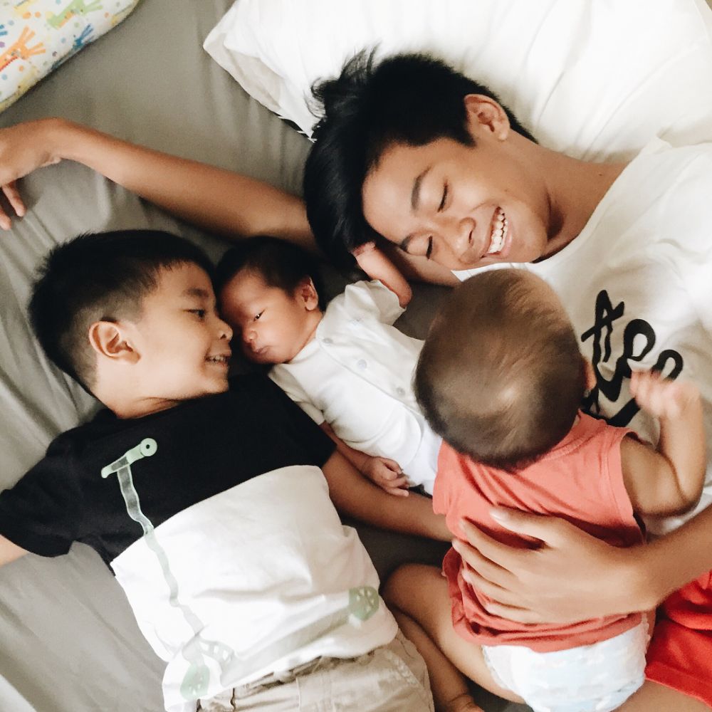 Asuh anak tanpa baby sitter, ini 10 foto Enno Lerian dan 4 anaknya