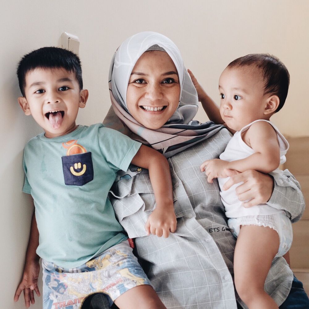 Asuh anak tanpa baby sitter, ini 10 foto Enno Lerian dan 4 anaknya