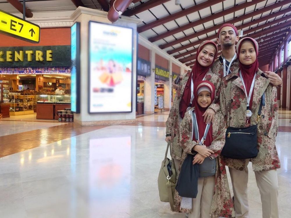 4 Seleb ini sambut tahun baru dengan beribadah di Tanah Suci