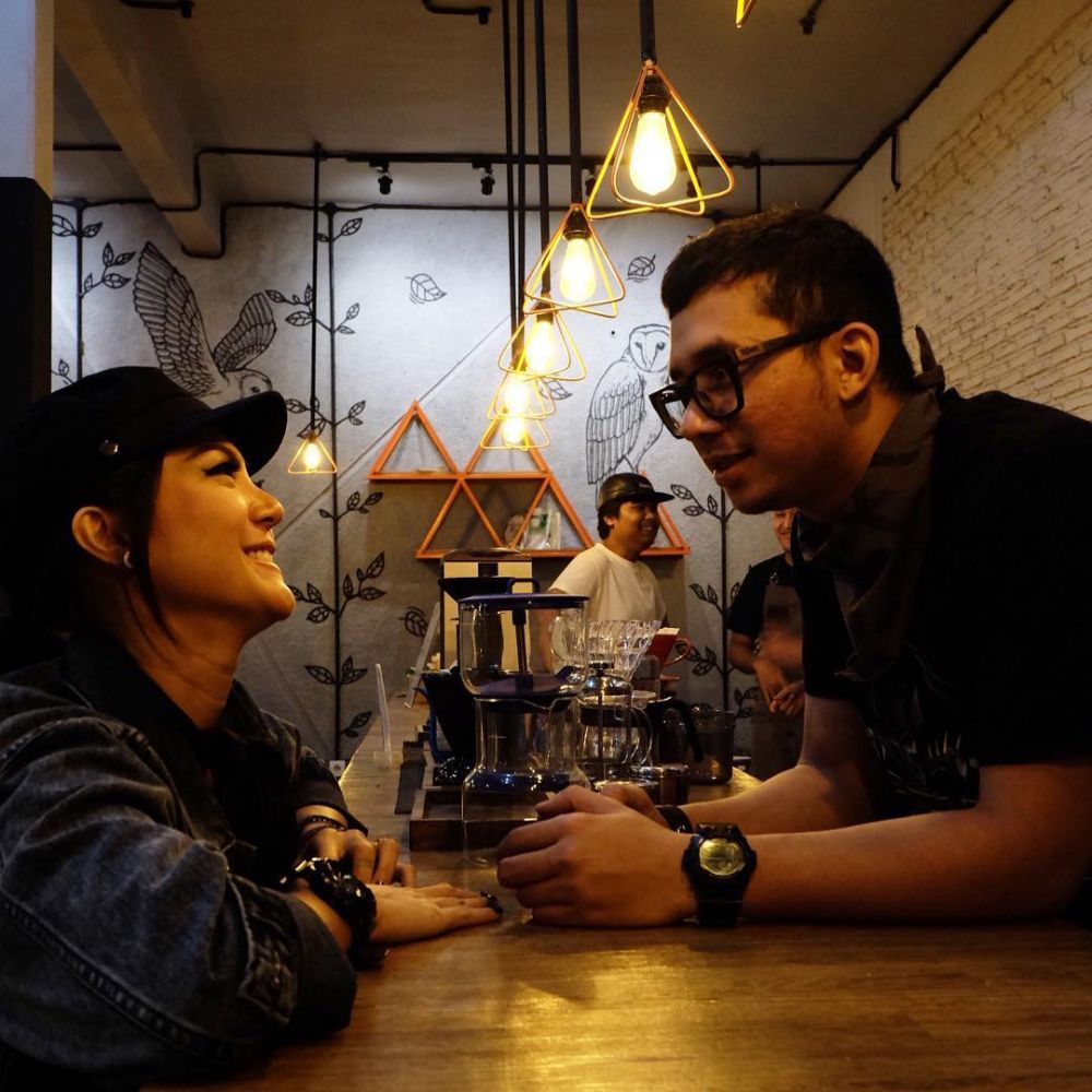 10 Potret kemesraan Poppy Sovia dan tunangannya, sederhana & romantis