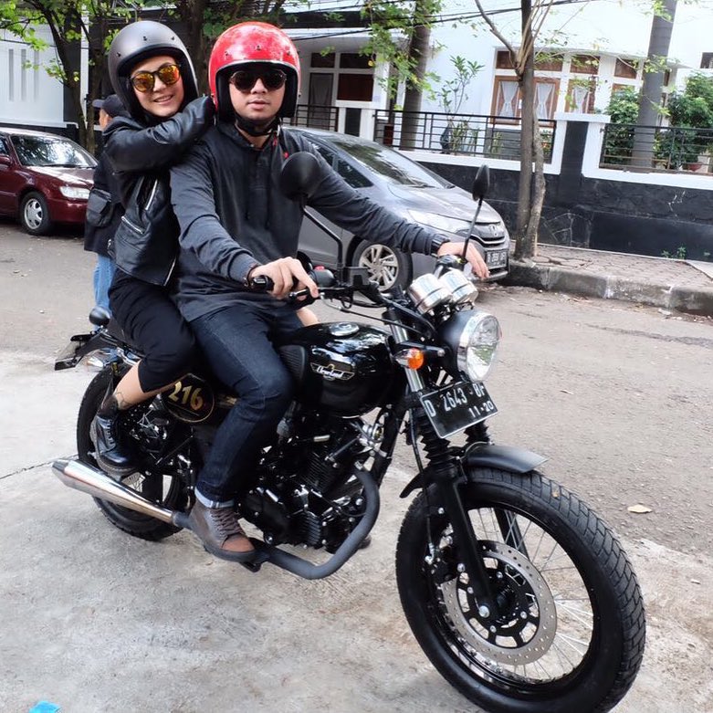 10 Potret kemesraan Poppy Sovia dan tunangannya, sederhana & romantis