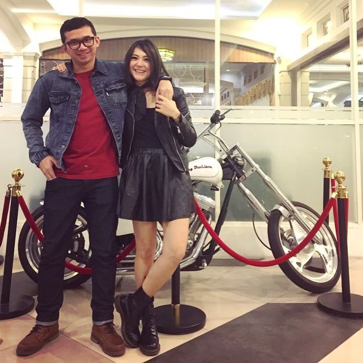 10 Potret kemesraan Poppy Sovia dan tunangannya, sederhana & romantis