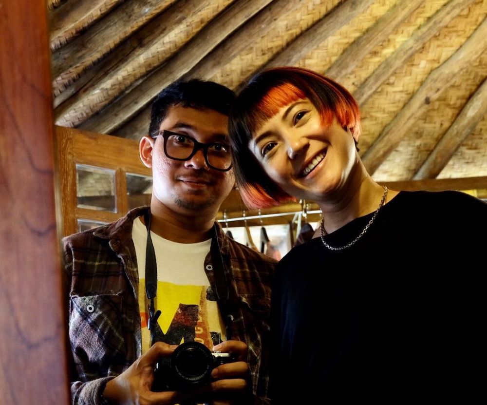 10 Potret kemesraan Poppy Sovia dan tunangannya, sederhana & romantis