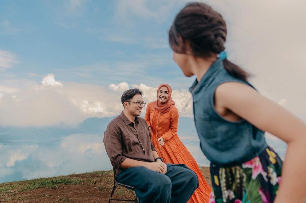 7 Gaya pasangan seleb saat bulan madu, romantis banget