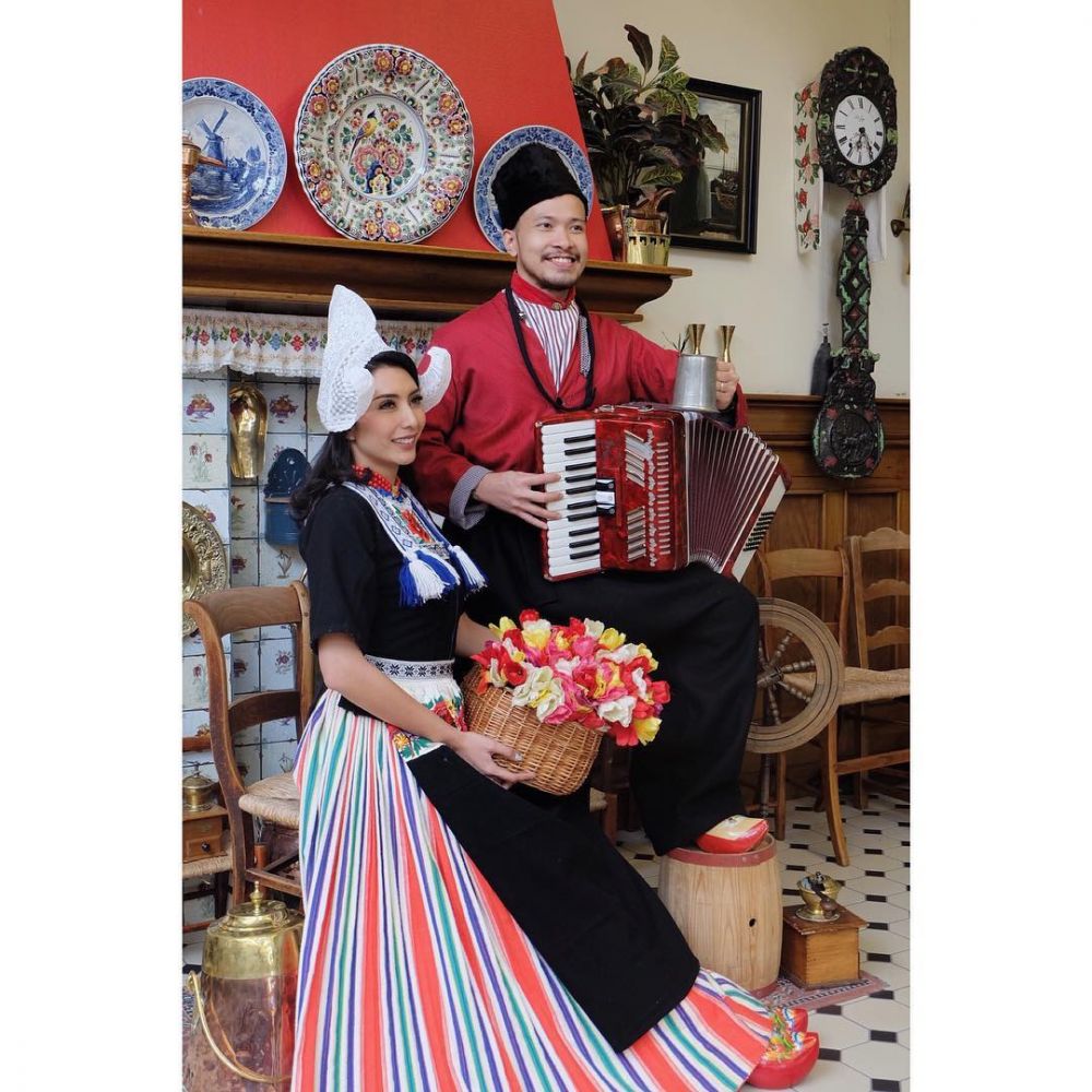 7 Gaya pasangan seleb saat bulan madu, romantis banget