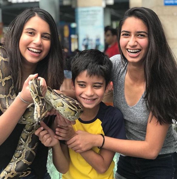 10 Pesona duo putri produser hits Manoj Punjabi, cantiknya alami