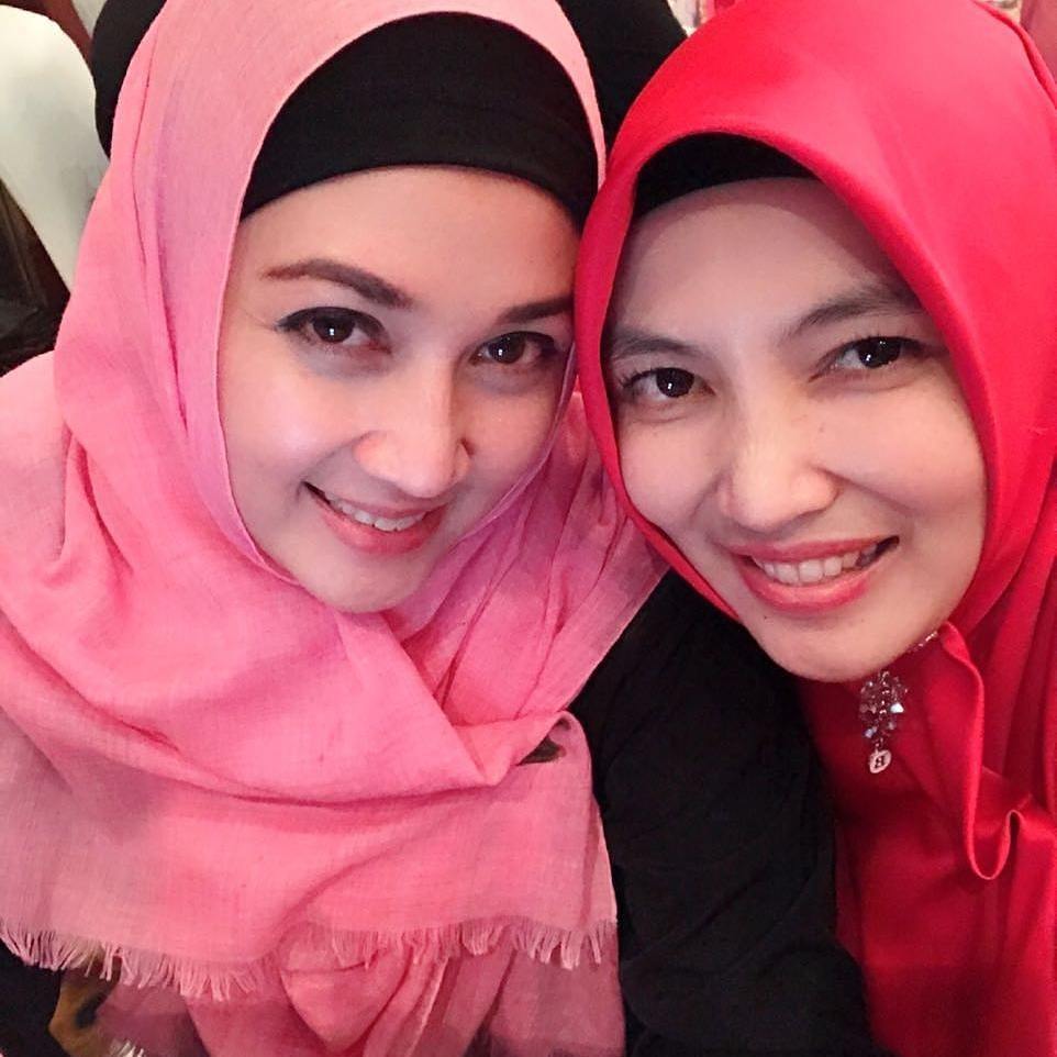 8 Potret terbaru Dina Lorenza, artis cantik dan hits era 2000-an