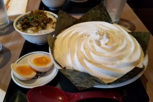 Unik, restoran ini menjual ramen dengan topping whipped cream