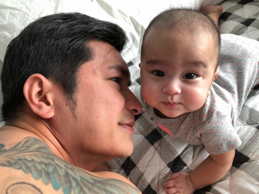 10 Gaya Keith Foo asuh anak, mantan Tyas Mirasih kini jadi hot papa