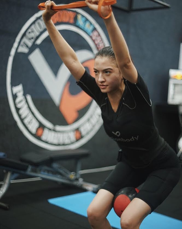 Gaya seksi 10 seleb saat fitnes ini bikin cowok keringatan deh