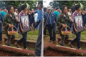 Detik-detik pemakaman musisi legendaris Yon Koeswoyo 'Koes Plus'