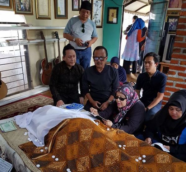 Detik-detik pemakaman musisi legendaris Yon Koeswoyo 'Koes Plus'
