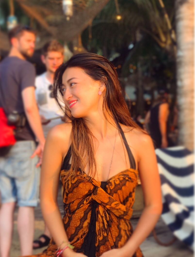 10 Pose aduhai Chef Priscil, koki seksi yang doyan liburan ke pantai