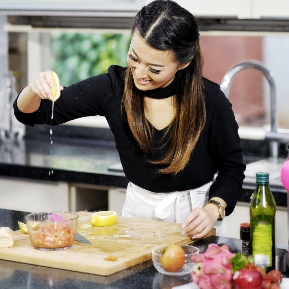 10 Pose aduhai Chef Priscil, koki seksi yang doyan liburan ke pantai