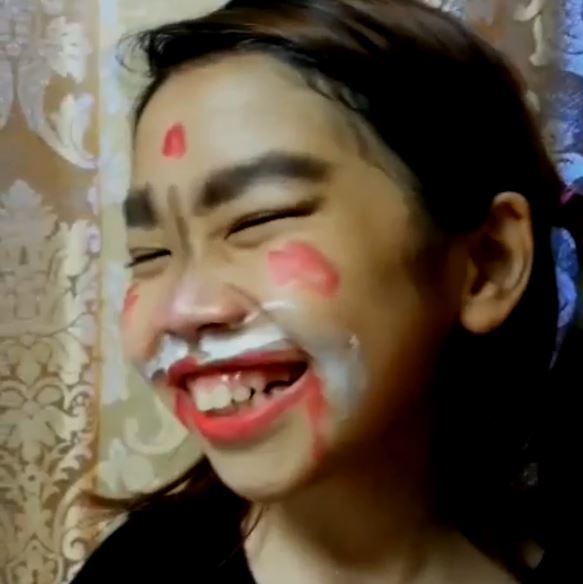 8 Tingkah lucu Yannie Kim, cewek Indonesia pemain K-Drama