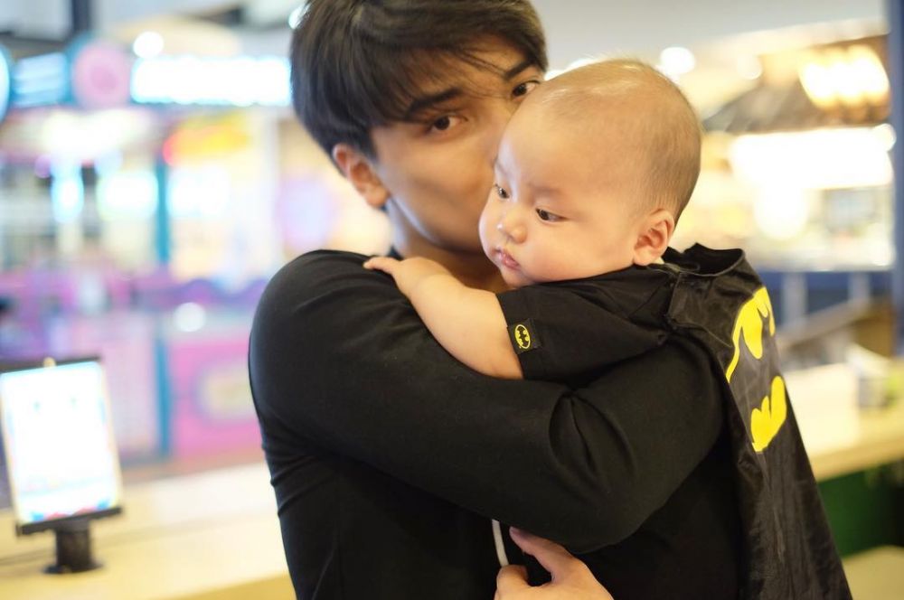 10 Gaya Alvin Faiz saat asuh anak, telaten momong putranya yang lucu