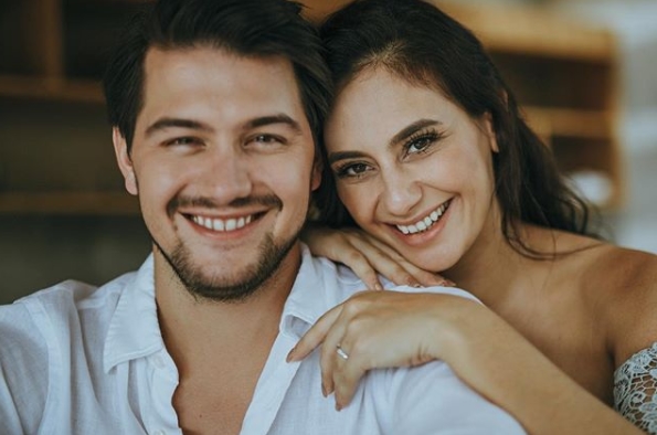 Hamil bayi kembar, ini 7 foto maternity Marissa Nasution bareng suami