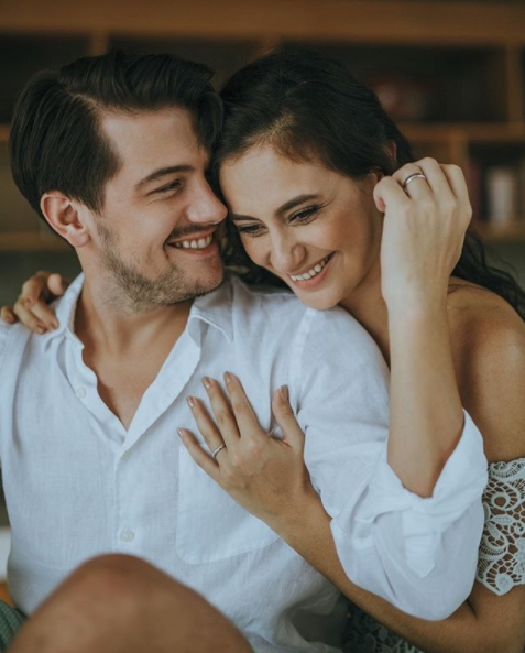 Hamil bayi kembar, ini 7 foto maternity Marissa Nasution bareng suami