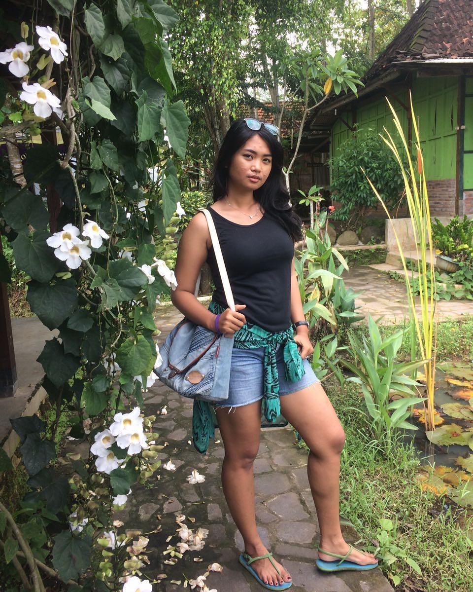 10 Potret modis Octa Viantary, ketua RW yang cantik dan masih single