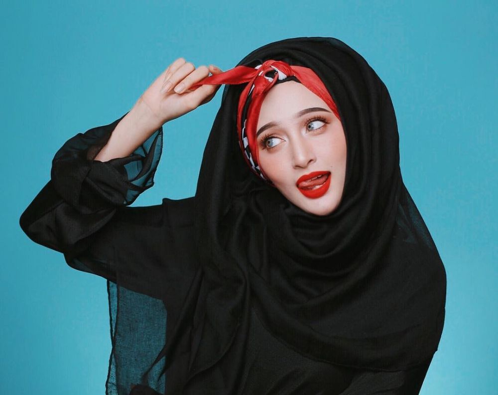 11 Pesona Mirror bersaudara, selebgram berhijab yang bikin adem hati