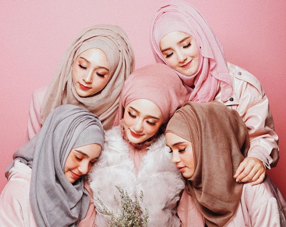 11 Pesona Mirror bersaudara, selebgram berhijab yang bikin adem hati
