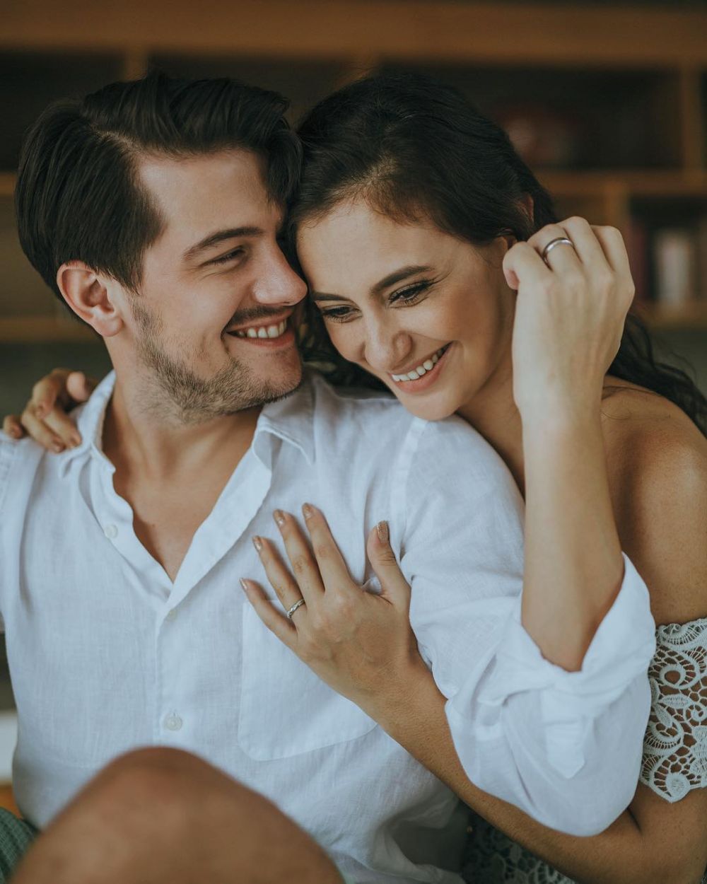 Jarang terekspos, ini 10 momen romantis Marissa Nasution & suaminya