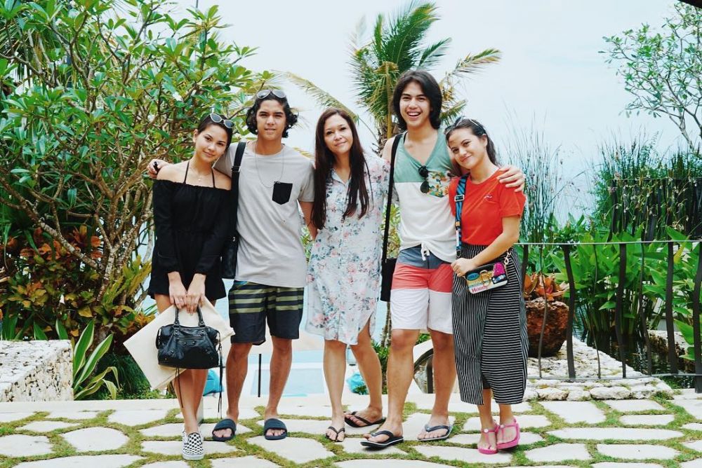7 Momen saat Al dan El pamer kemesraan bareng pacar ke Maia