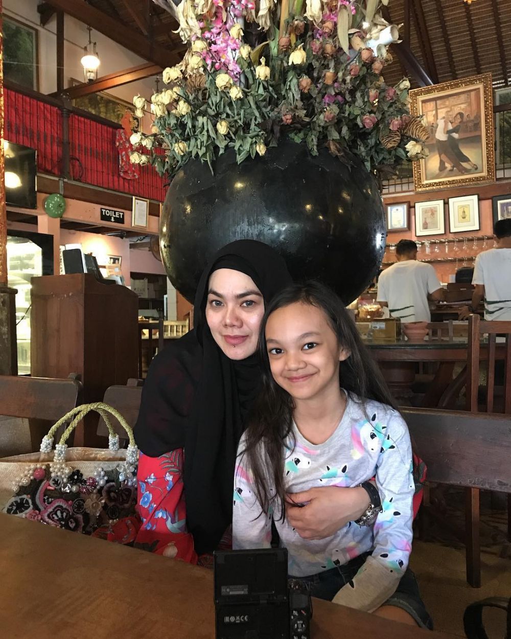 Jennifer Dunn ditahan, Sarita Abdul Mukti asyik liburan sama putrinya