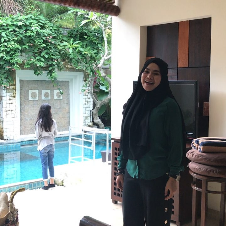 Jennifer Dunn ditahan, Sarita Abdul Mukti asyik liburan sama putrinya