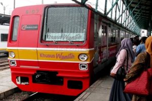 10 Potret gantengnya si satpam stasiun, bikin cewek betah berdesakan