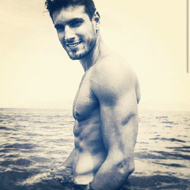 10 Potret gantengnya si satpam stasiun, bikin cewek betah berdesakan