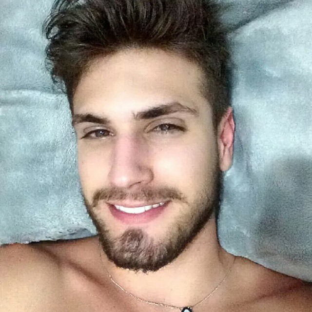 10 Potret gantengnya si satpam stasiun, bikin cewek betah berdesakan