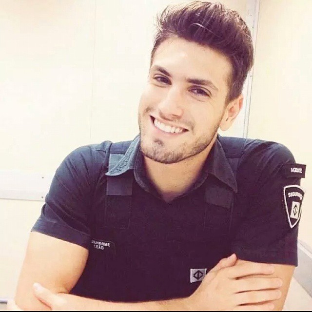 10 Potret gantengnya si satpam stasiun, bikin cewek betah berdesakan