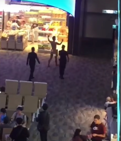 Penumpang pesawat ini telanjang dan buang kotoran di bandara, duh