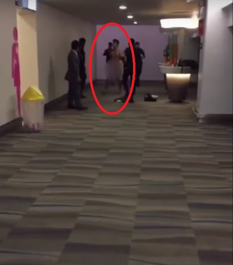 Penumpang pesawat ini telanjang dan buang kotoran di bandara, duh