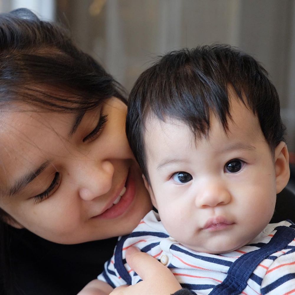 6 Seleb cantik ini dikritik warganet gara-gara cara asuh anaknya