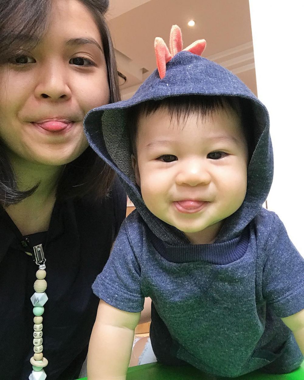 Punya wajah imut, 10 foto seleb bareng anaknya ini mirip kakak adik