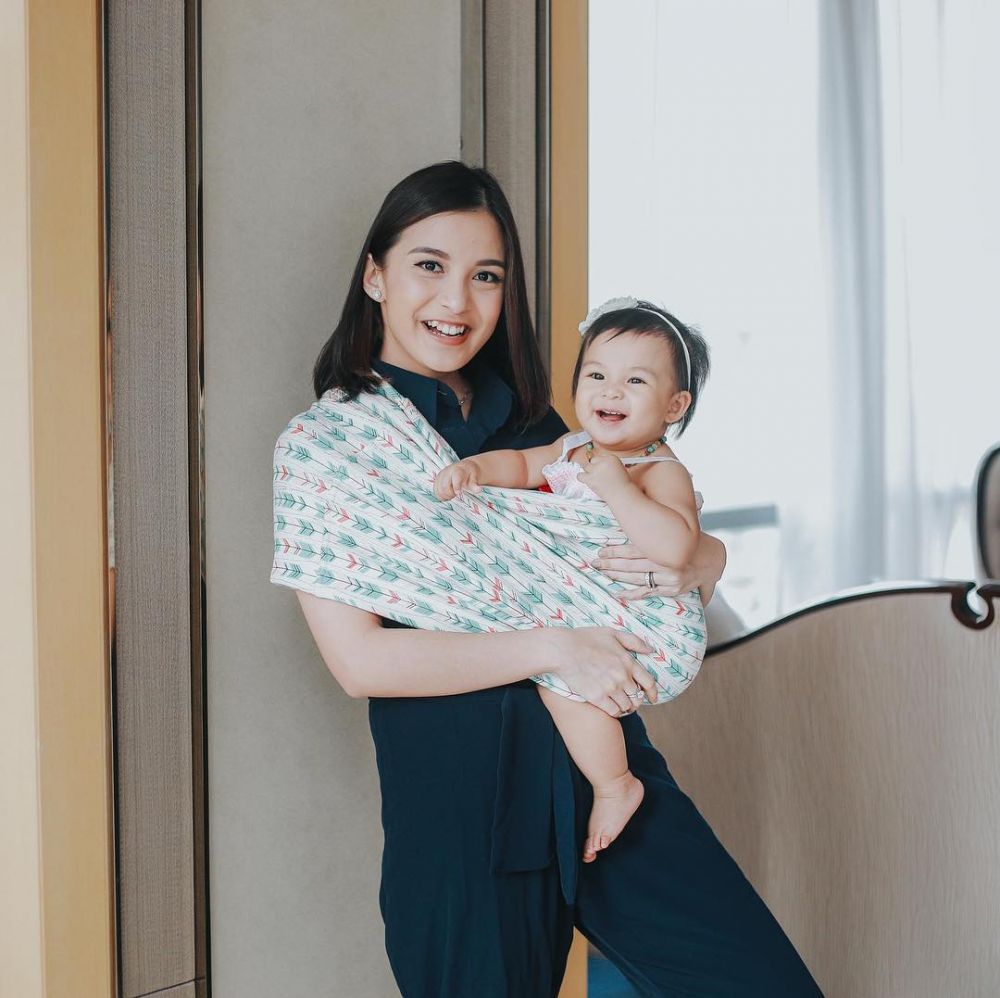 Punya wajah imut, 10 foto seleb bareng anaknya ini mirip kakak adik